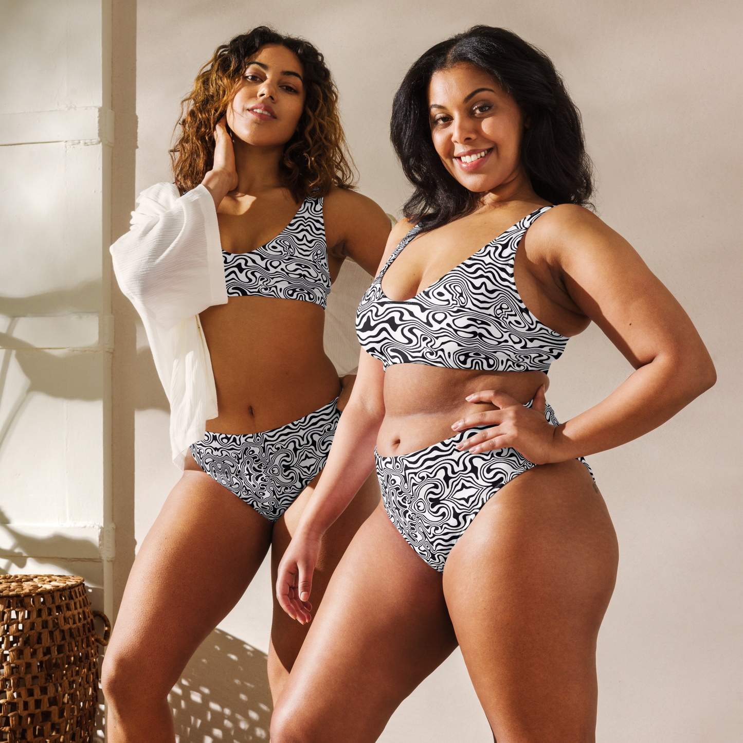High-waisted bikini (Noir Noodle)