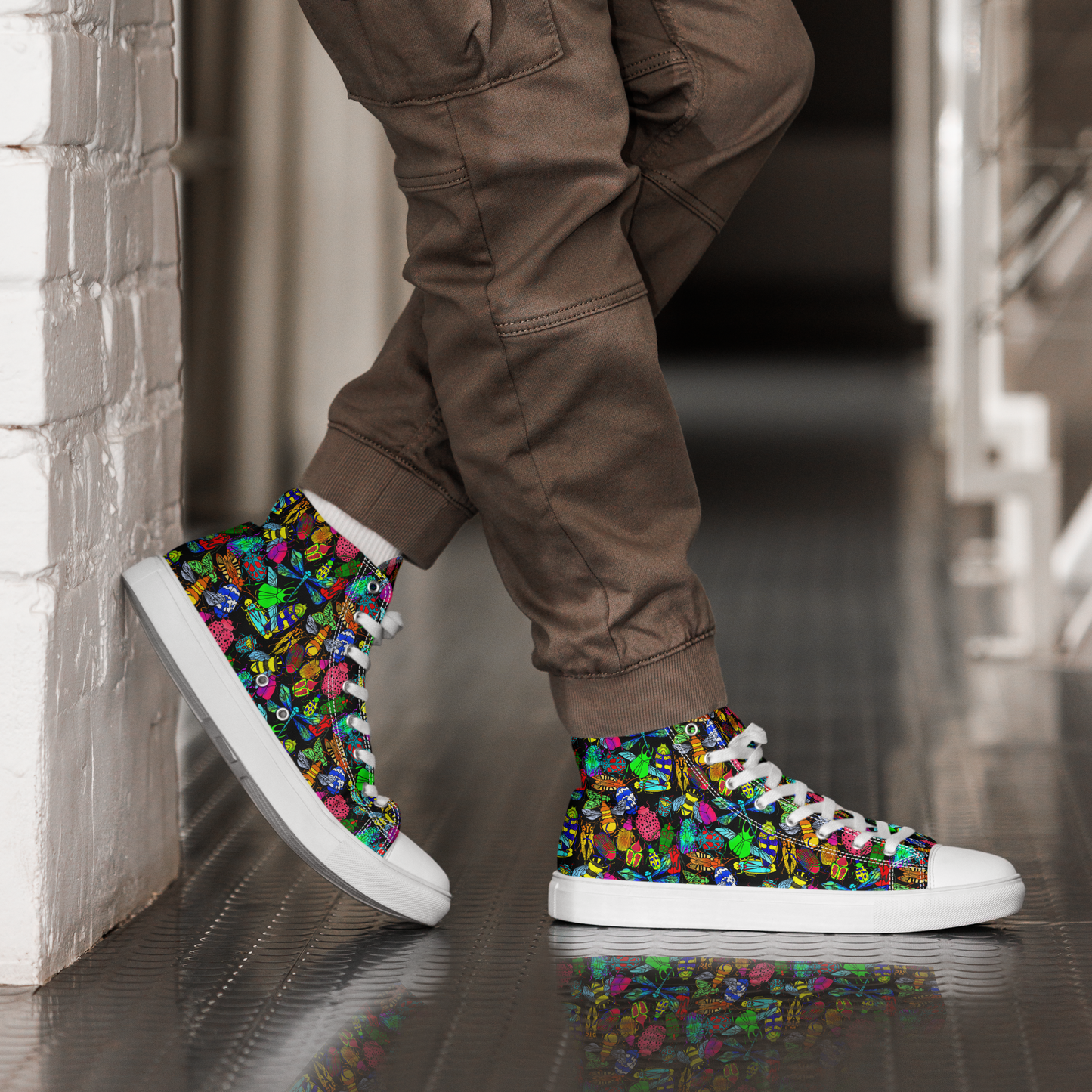 Men’s high top canvas shoes (Bugs)